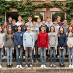Photo de classe d'élèves de collège posant dans la cour de l'établissement Jean Rostand