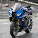 Nouvelle Yamaha R9 sportive sur circuit de course avec carénage aérodynamique bleu et noir