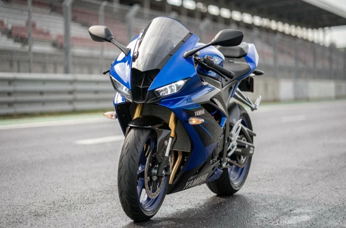 Nouvelle Yamaha R9 sportive sur circuit de course avec carénage aérodynamique bleu et noir