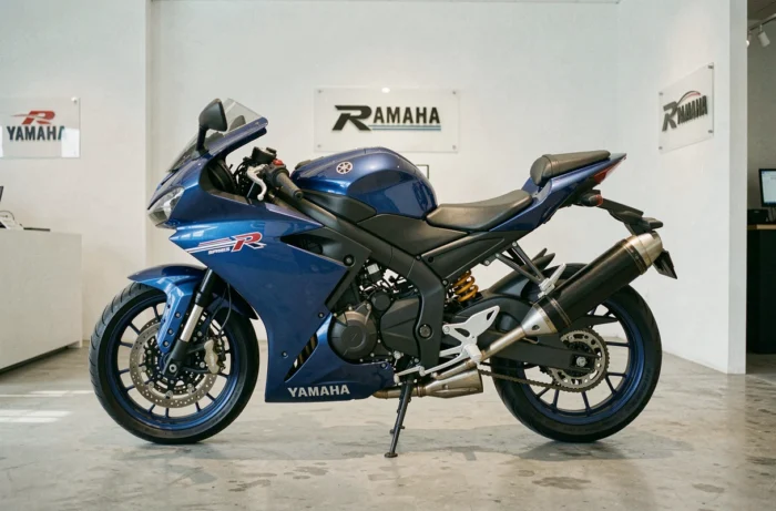 Yamaha R9 exposée en concession moto avec vue de profil sur sol en béton poli