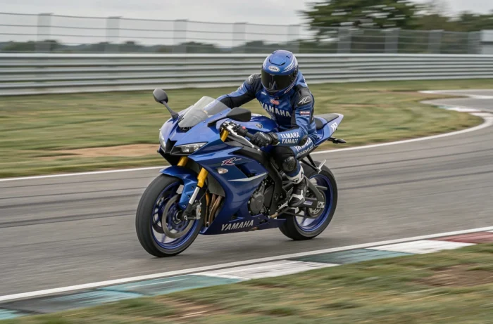 Pilote en plein virage sur une Yamaha R9 lors d'un essai sur piste de course